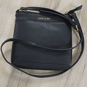 Anne Klein Black Pebbled Leather Crossbody Bag – Chic Everyday Classic y2k